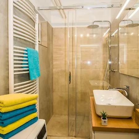 Elegant Central Apartment *